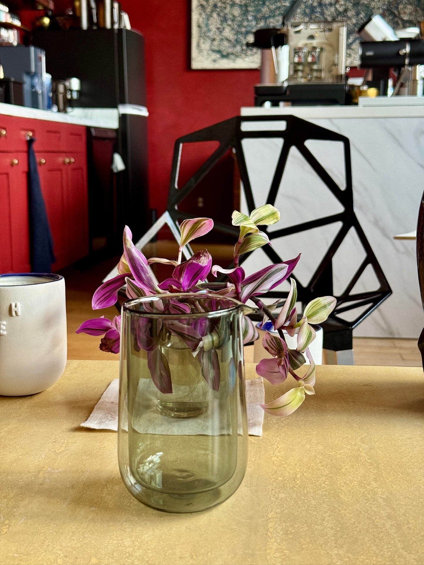 DOUBLE-WALLED GLASS CARAFE