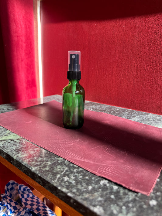 GREEN GLASS SPRAY BOTTLE (RDT)