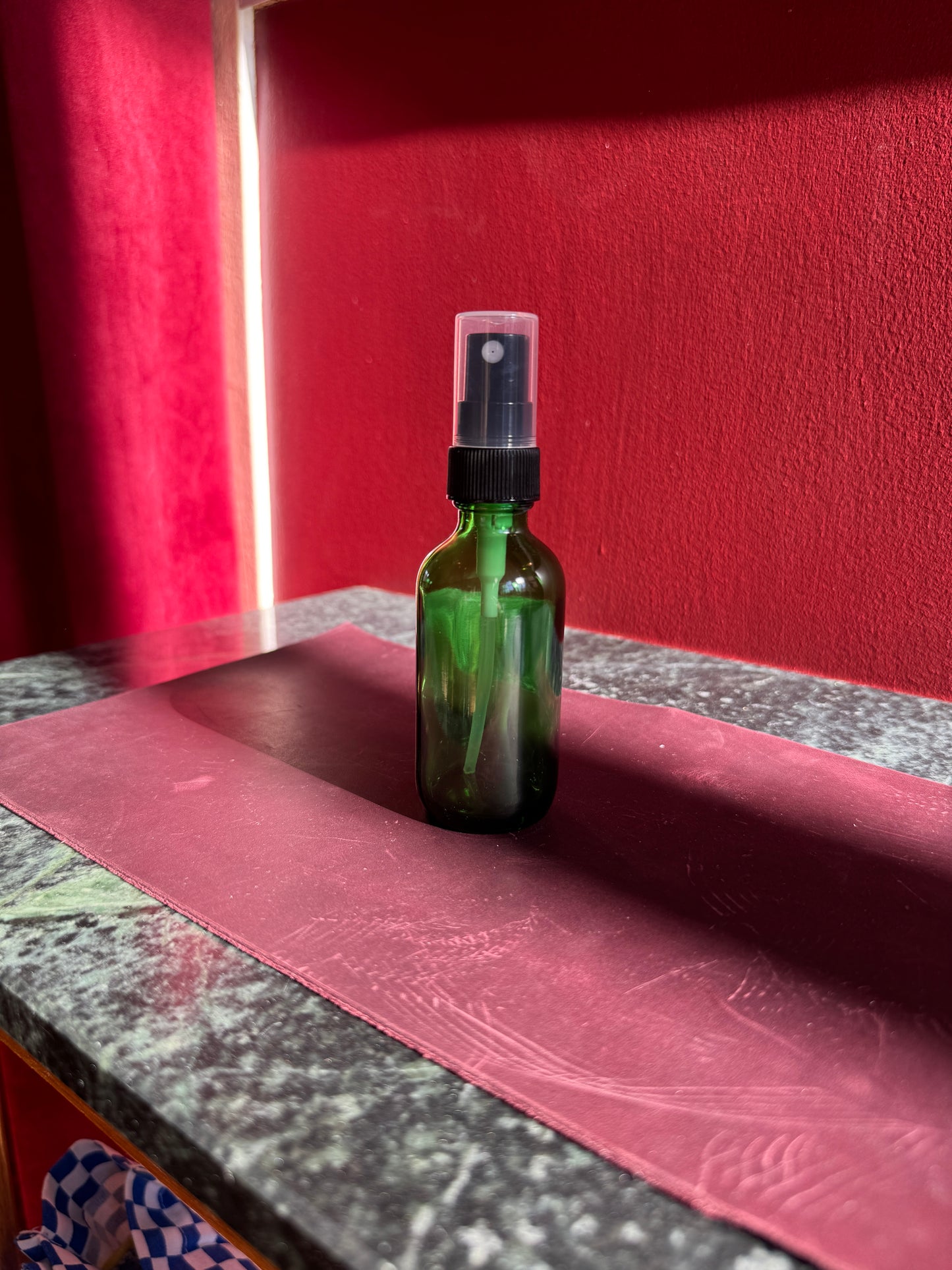 GREEN GLASS SPRAY BOTTLE (RDT)
